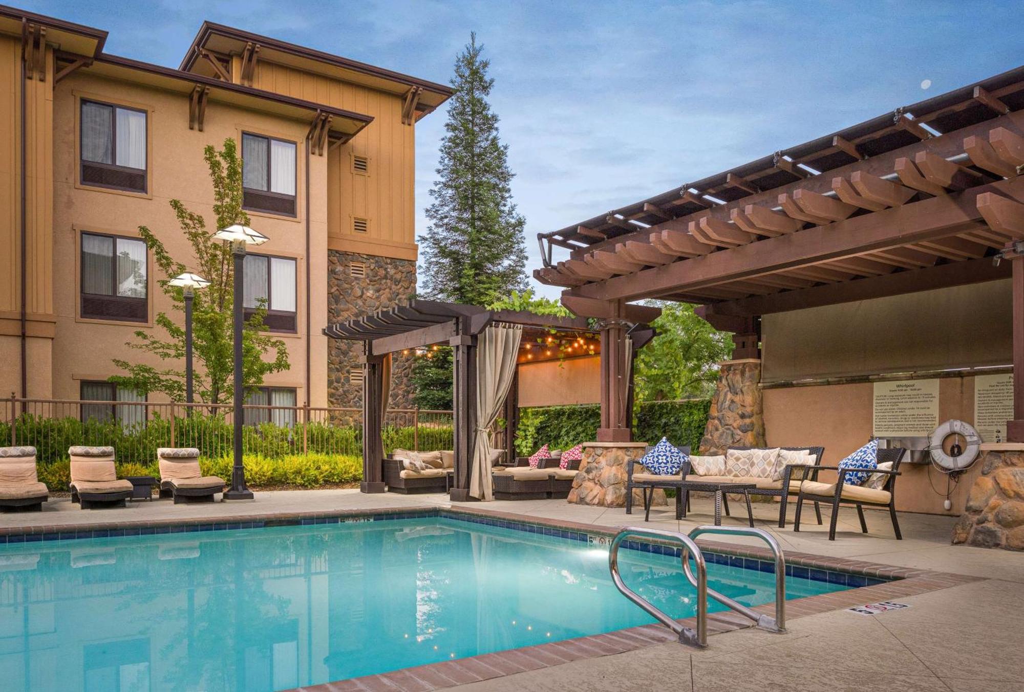 Hampton Inn & Suites Windsor-Sonoma Wine Country Exterior photo